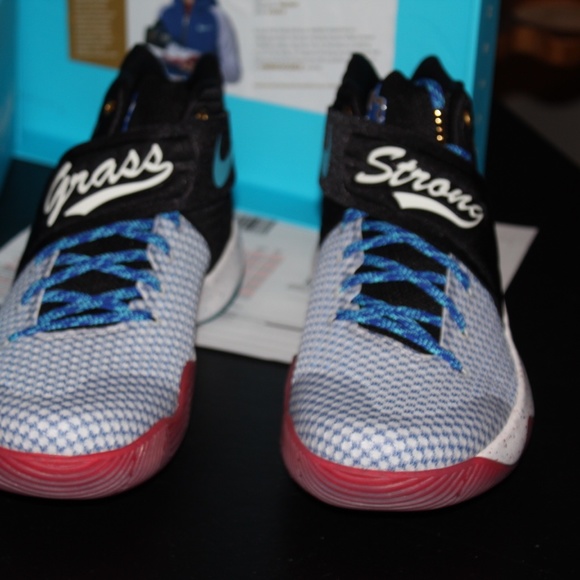 Nike Kyrie 2 Freestyle Doernbecher 898641-001 - Picture 3 of 7